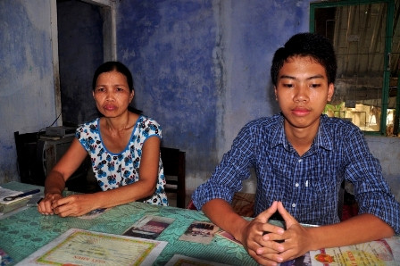 Thủ khoa Nguyễn Duy Sơn và mẹ trò chuyện với PV 