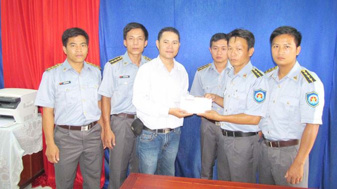 Báo Tiền Phong trao quà động viên tinh thần cho lực lượng kiểm ngư. Ảnh: Nam Cường