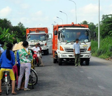 Người dân chặn xe chở rác. Ảnh minh họa 