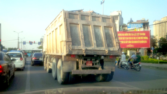 Xe tải biển đỏ lặc lè lưu thông trên đường Giải Phóng (Ảnh chụp ngày 1/10)