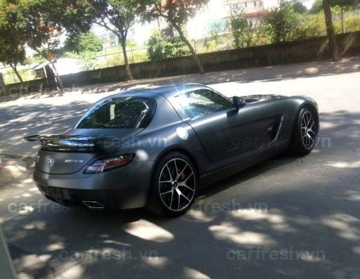 Chiếc Mercedes-Benz SLS AMG màu đen mờ vừa xuất hiện ở Sài Gòn. Ảnh: Carfresh. 