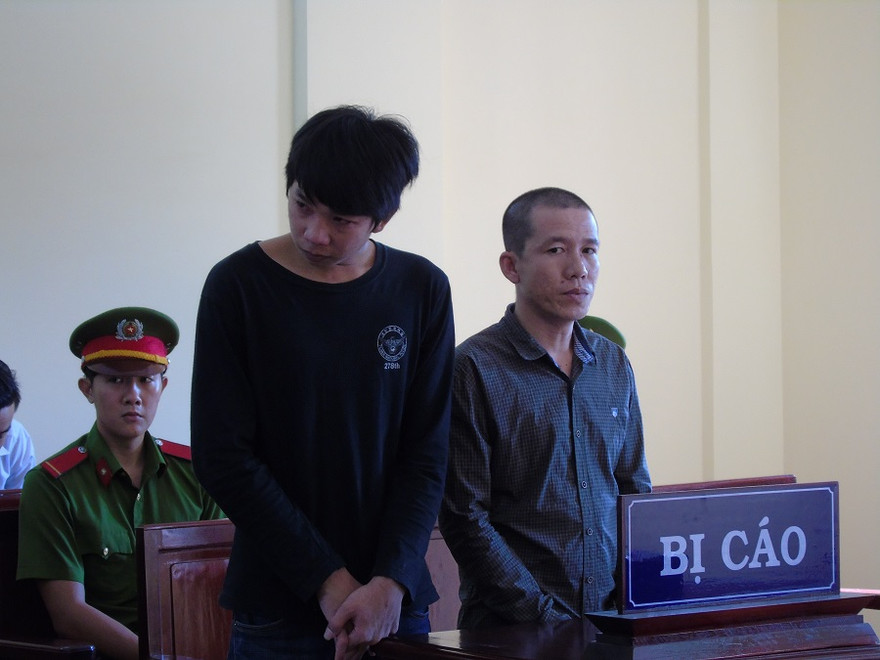 Bị cáo Hiếu (áo thun đen), Thắng (áo sơ mi xám) tại tòa - Ảnh: Kim Hà.