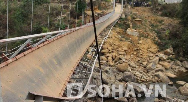 Giây phút cầu treo đứt cáp làm 40 người rơi xuống suối