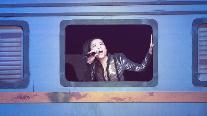 Tiết mục của Thu Minh (Tàu anh qua núi) nhận được nhiều lời khen về chuyên môn và xếp thứ ba về lượng bình chọn của khán giả trường quay, sau Hồng Nhung và Mỹ Linh. Ảnh: Hương Thảo