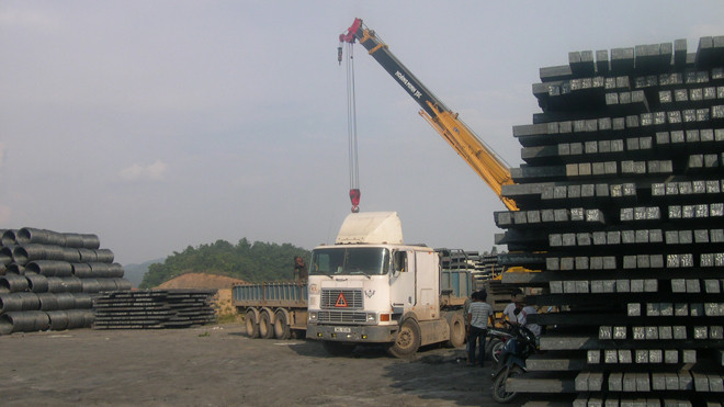 Tại nhiều doanh nghiệp, thép đang tồn đọng với số lượng lớn. Ảnh: Phong Cầm