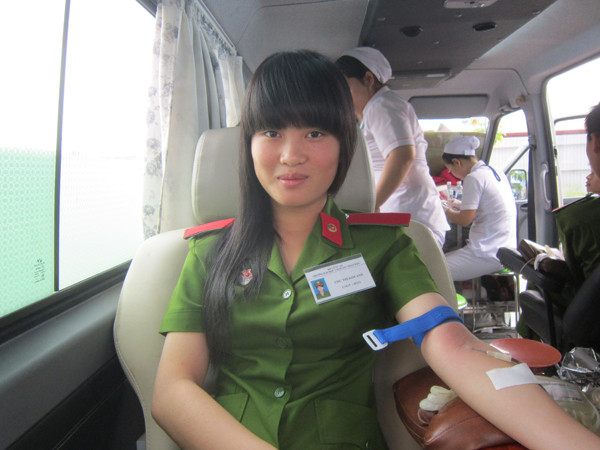 Chiến sĩ áo xanh và Chủ Nhật Đỏ