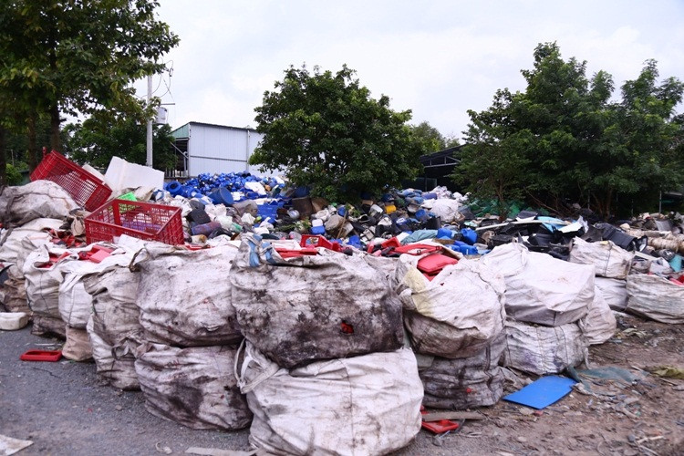 Hàng chục tấn chất thải công nghiệp tập kết trái phép giữa khu dân cư