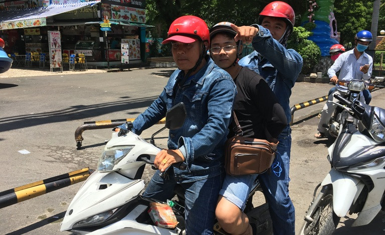 Hai cô gái bị thanh niên 'mạng' lừa lấy xe máy