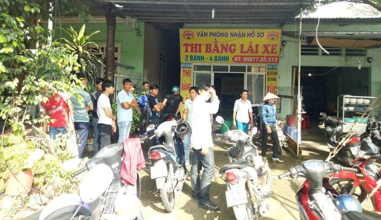 Giáo viên ôm tiền bỏ trốn, học viên bao vây trụ sở