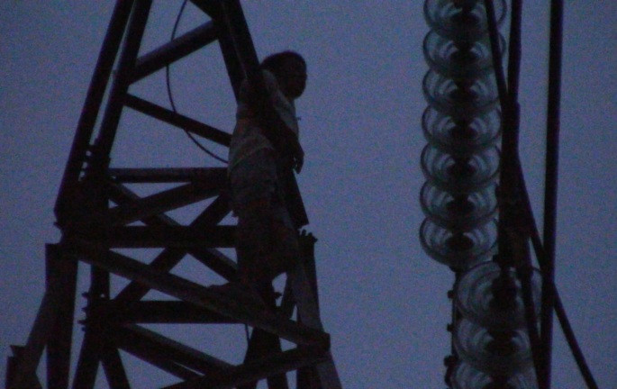 Người đàn ông trèo lên trụ điện la hét 