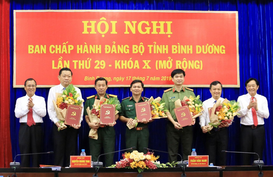 Lãnh đạo Tỉnh ủy Bình Dương trao quyết định và chúc mừng các đồng chí được chỉ định tham gia Ban Thường vụ, Ban Chấp hành Tỉnh ủy Bình Dương nhiệm kỳ 2015 - 2020. 