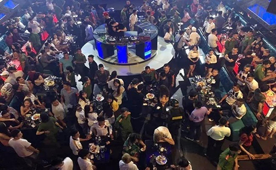 Một vũ trường ở Hà Nội bị cảnh sát kiểm tra hồi giữa tháng 8. Ảnh. Minh Hiếu 