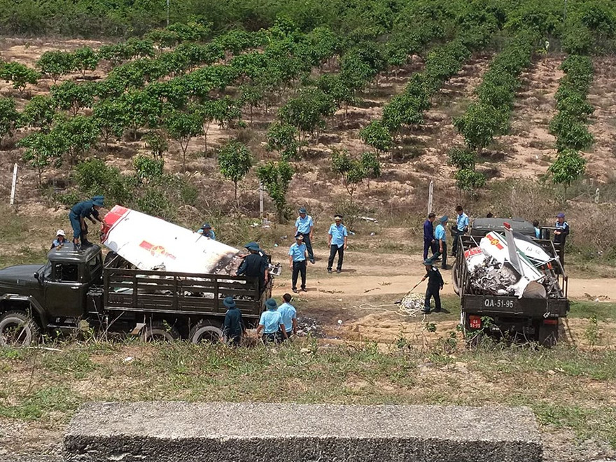 Hiện trường vụ rơi máy bay quân sự ở Khánh Hòa. Ảnh: Công Hoan