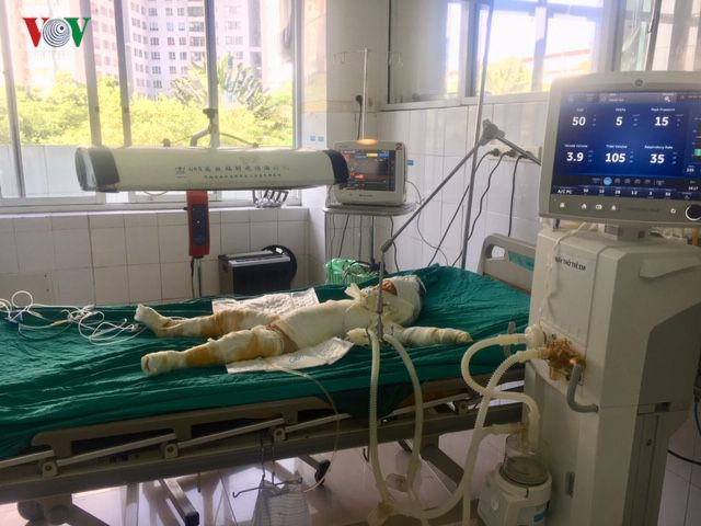 Cháu H.L.G (SN 2017, con gái chị H.) - nạn nhân trong vụ hỏa hoạn đã tử vong khi đang điều trị tại bệnh viện (Ảnh: VOV). 