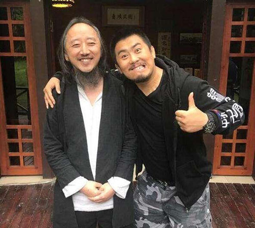 Lã Cương (trái) bên cạnh Từ Hiểu Đông. Ảnh: Sohu. 