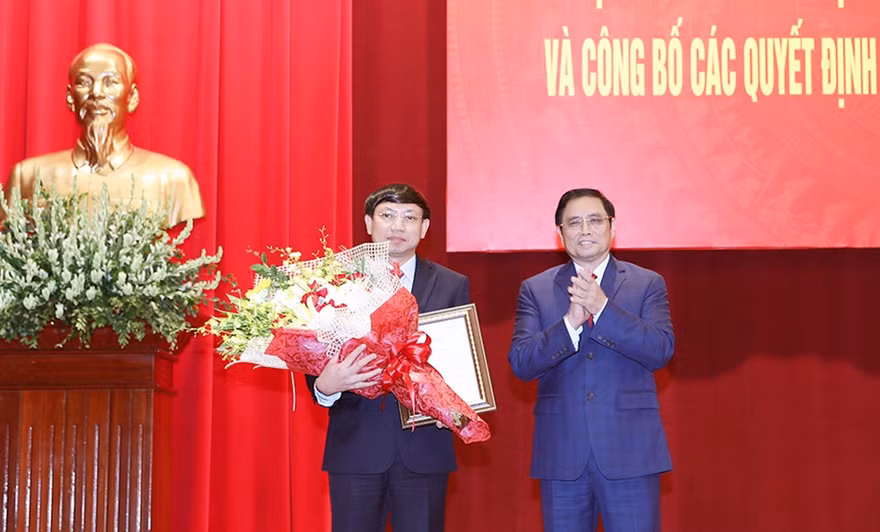 Đồng chí Phạm Minh Chính trao quyết định và chúc mừng đồng chí Nguyễn Xuân Ký. 