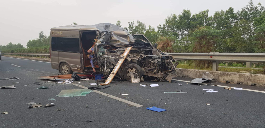 Vụ va chạm khiến đầu xe khách 16 chỗ biến dạng hoàn toàn