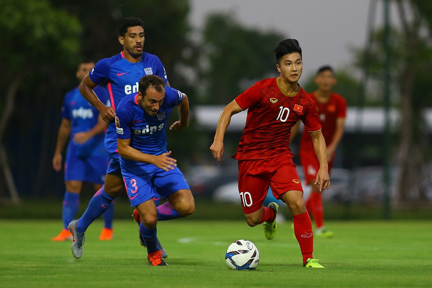 Martin Lo (số 10) ăn mừng bàn thắng mở tỷ số vào lưới Kitchee tối 14/8. 