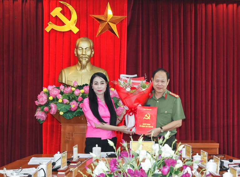 Bí thư Tỉnh ủy Vĩnh Phúc Hoàng Thúy Lan trao quyết định và chúc mừng Đại tá Đinh Ngọc Khoa. 