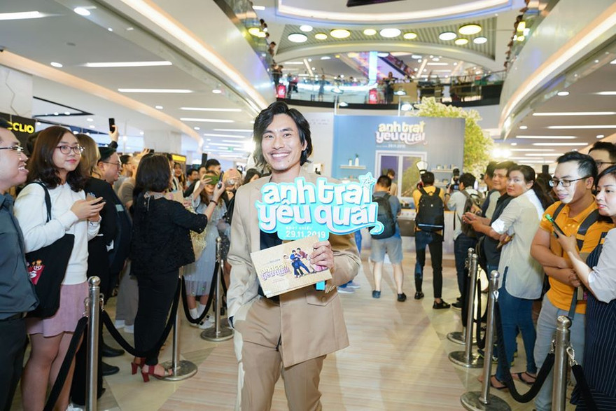 Kiều Minh Tuấn giới thiệu kiểu tóc mới khi ra mắt phim 'Anh trai yêu quái'. 