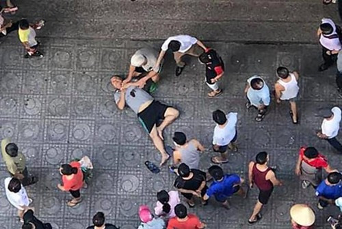 Gói bưu phẩm phát nổ khiến nhiều người bị thương 