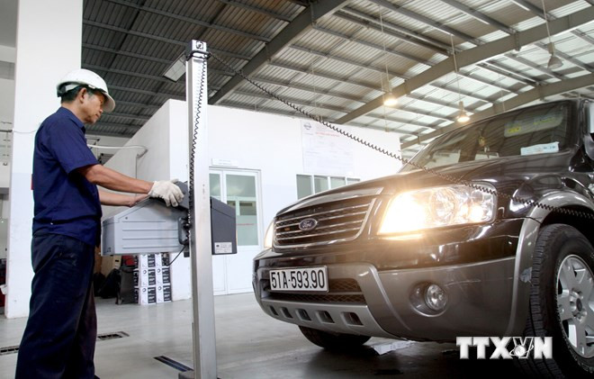 Kiểm định xe ôtô tại một trung tâm đăng kiểm. Ảnh minh họa. (Nguồn: TTXVN)