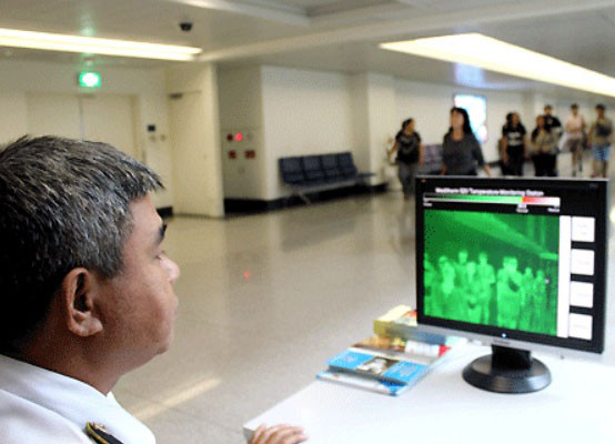 Nhân viên y tế tại sân bay giám sát thân nhiệt của hành khách qua máy đo nhằm phát hiện hành khách nhiễm bệnh để kịp thời cách ly. Ảnh: Giao thông vận tải.