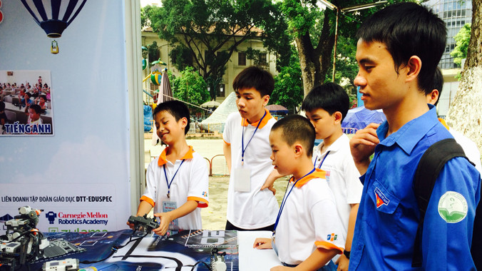 Thí sinh dự thi thử nghiệm robot, sản phẩm của Công ty Cổ phần phần mềm DTT . Ảnh: Bảo Linh