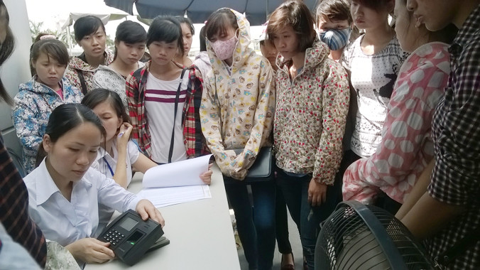 Ứng viên lấy dấu vân tay trước khi vào thi tuyển công nhân