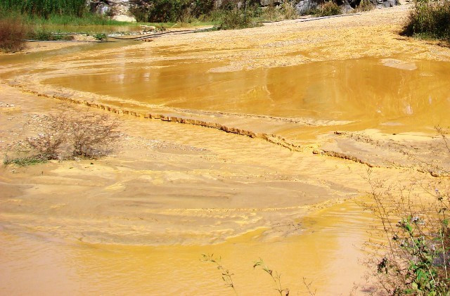 Dân hoảng sợ vì bùn đỏ 