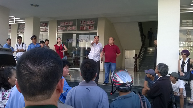 “Ông chủ” Thành Bưởi chỉ tay thách thức lực lượng chức năng. Ảnh: Mạnh Thắng