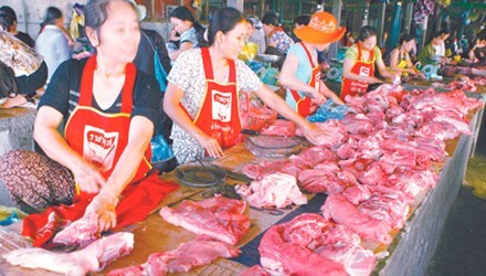Được dùng thịt sạch luôn là mong muốn của người dân. Ảnh: Hồng Vĩnh