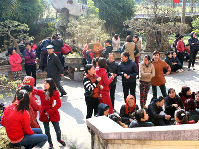 Hàng trăm người dân phản đối việc phá trường xây trung tâm thương mai