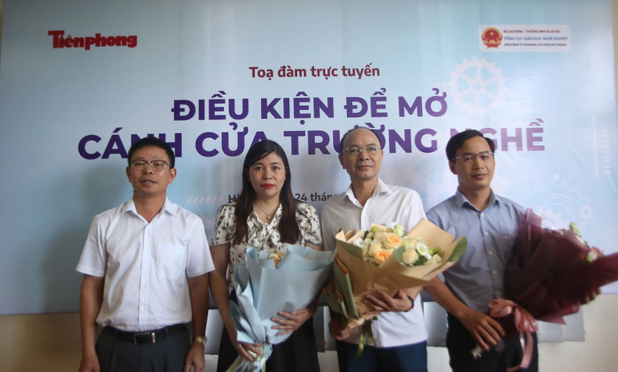 Phó Tổng biên tập Báo Tiền Phong Phùng Công Sưởng (bìa trái) tặng hoa các khách mời tham gia toạ đàm sáng 24/6. Ảnh: Duy Phạm