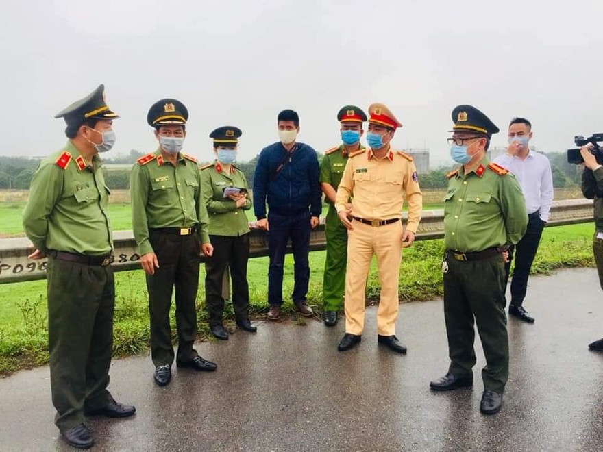 Trung tướng Đoàn Duy Khương (thứ hai từ trái sang) kiểm tra chốt chống dịch COVID-19. Ảnh: Hoàng Phong 