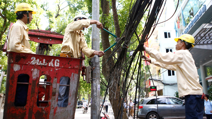 Công ty chiếu sáng ra quân dọn “rác trời”