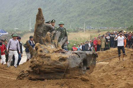  Khúc gỗ sưa được trục vớt ở Quảng Bình đã nhiều phần mục nát 