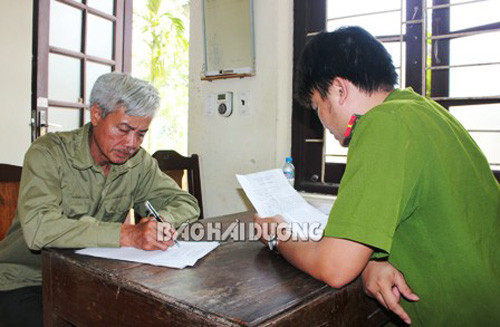 Nghi phạm Phạm Văn Hải ra đầu thú, khai nhận việc chém chết vợ và con - Ảnh: Báo Hải Dương 