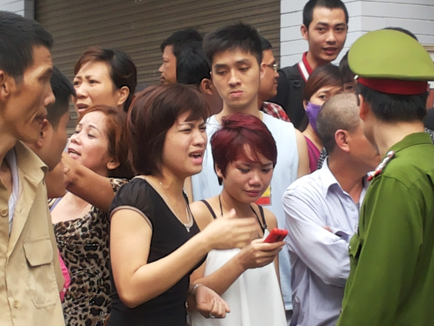 Ngóng chờ tin tức người thân trong đám cháy