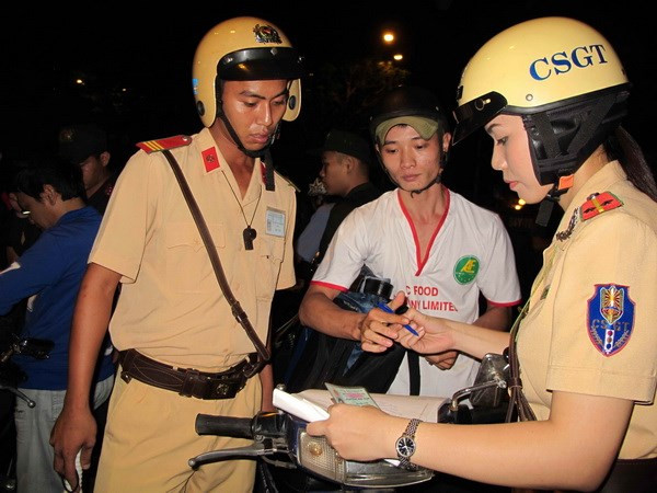 Kiểm tra đo nồng độ cồn, giấy phép lái xe. (Nguồn: TTXVN) 