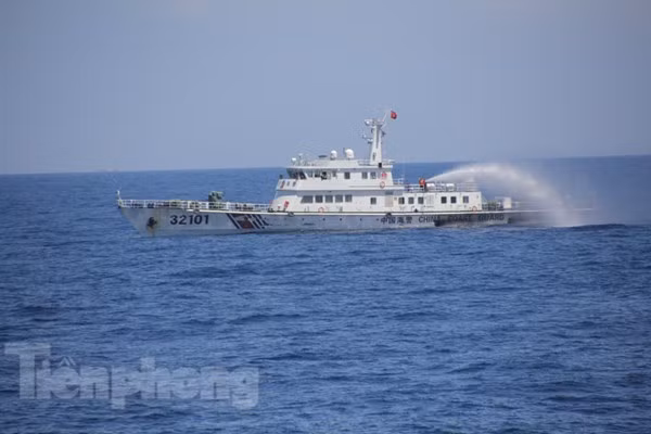 LẠ: Tàu Trung Quốc tự phun nước vào nhau