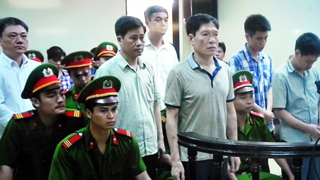 Dương Tự Trọng và đồng phạm đứng nghe tuyên án chiều 23/5. Ảnh: Tuấn Nguyễn