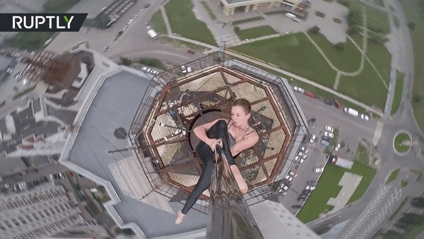 Sốc với clip vũ công nữ múa cột trên nóc tòa nhà 16 tầng