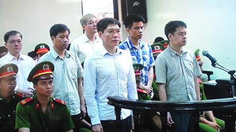 Bị cáo Dương Tự Trọng và đồng phạm tại tòa sáng 22/5. Ảnh: Tuấn Nguyễn