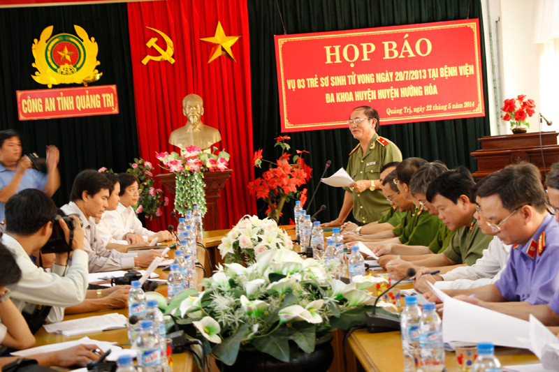 Thiếu tướng Lê Công Dung chủ trì họp báo. Ảnh: Hữu Thành