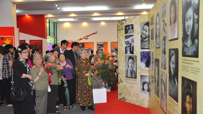 Nhân chứng và người trong cuộc tại triển lãm “Ký ức Điện Biên”. Ảnh: Phạm Hà