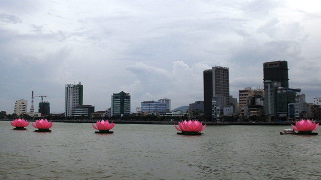 7 đóa sen trên sông Hàn .	ẢNH: NGUYỄN HUY