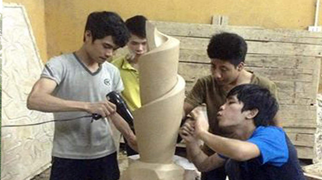  Nhóm tác giả sinh viên trường ĐH Mỹ thuật Công nghiệp Hà Nội thực hiện tác phẩm