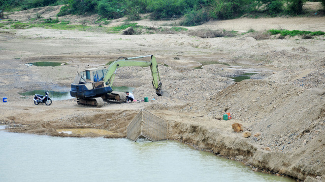 Có những nơi bị đào sâu tạo nên các vũng nước lớn khiến cho dòng nước càng dễ xoáy sâu và quét vào hai bên bờ. Ảnh: Cẩm Kỳ