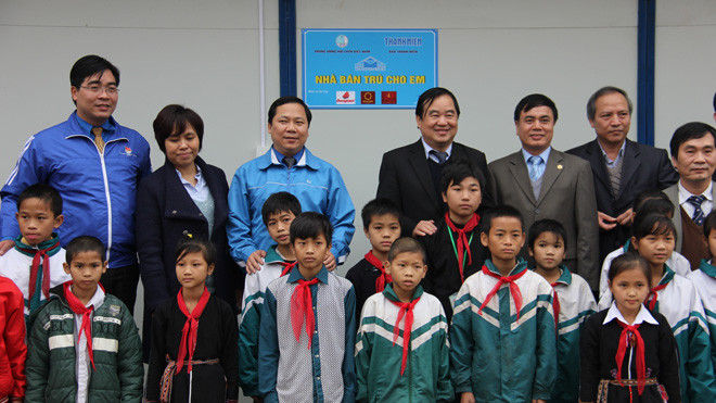 Học sinh chụp ảnh lưu niệm trước ngôi nhà bán trú